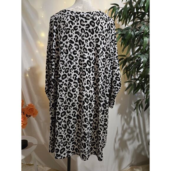 Torrid Leopard Animal Print Roll Tab Sleeve V-Neck Liquid Knit Top Plus Size 6X - Picture 2 of 10